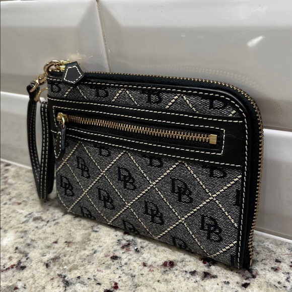 Dooney & Bourke Black Wristlet Card Holder EUC - Picture 3 of 9
